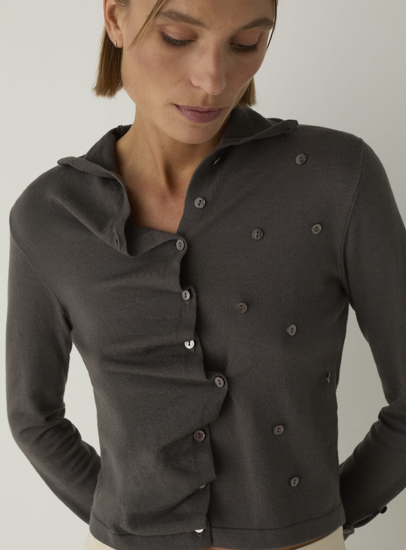 FIA GREY BUTTONED CARDIGAN